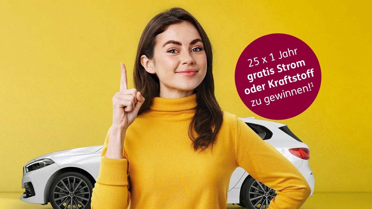 Eine Frau im gelben Pulli hält lächelnd den Zeigefinger hoch. Ein roter Button im Vordergrund zeigt: 25-mal ein Jahr gratis Strom oder Kraftstoff zu gewinnen! 